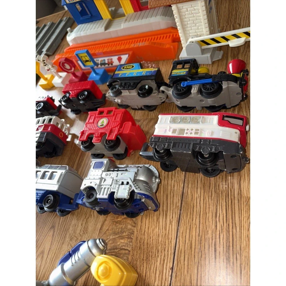 GeoTrax LARGE LOT 80+ Trains People Signs Building Tracks Controllers Untested